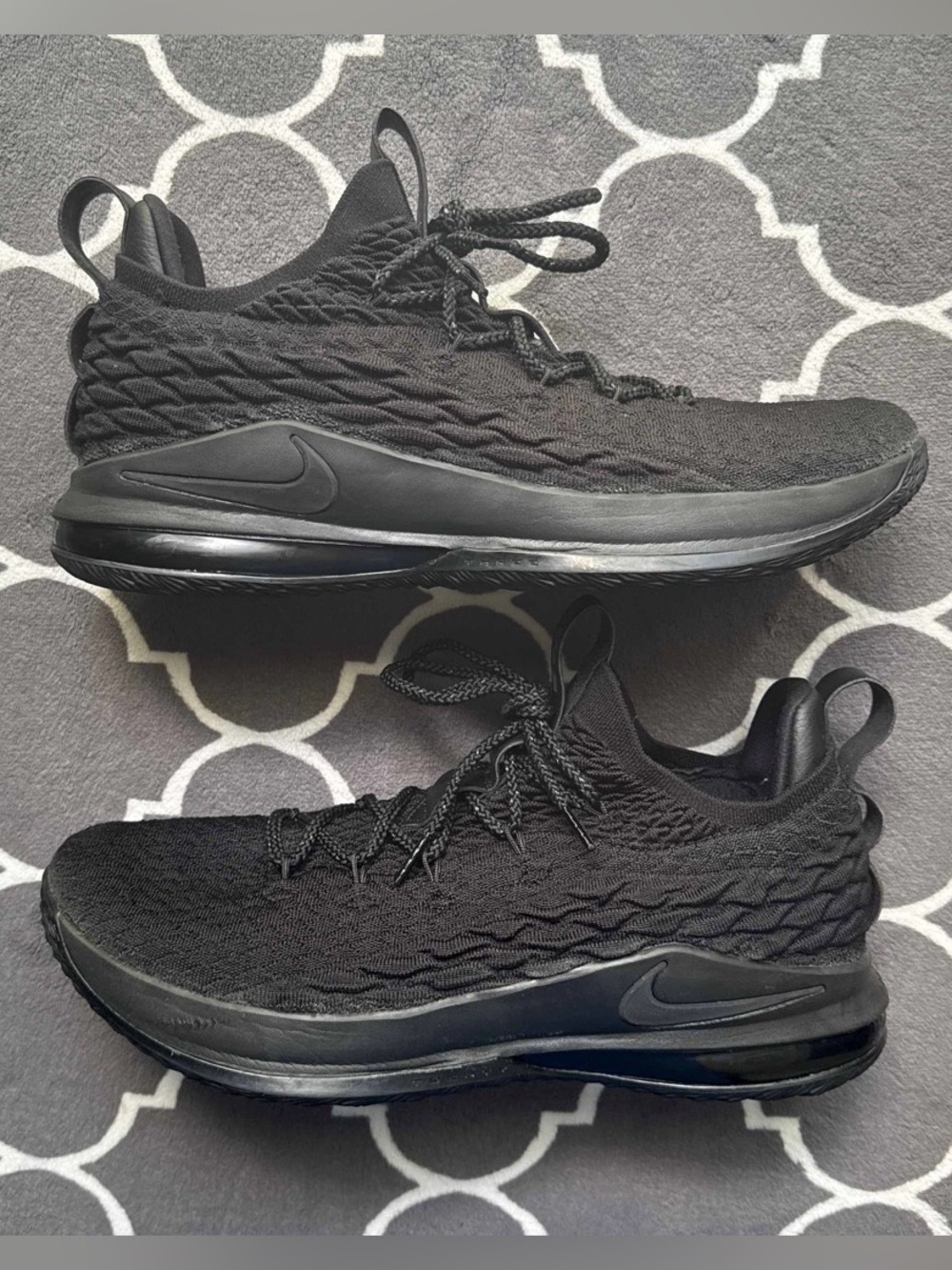 Nike LeBron 15 low “blackout”